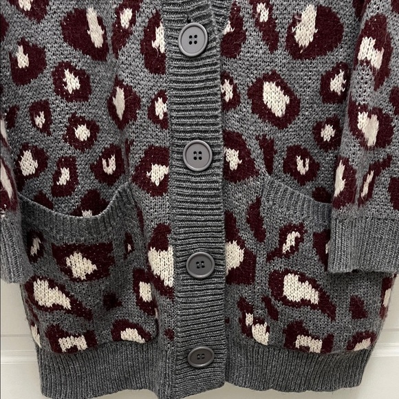 Evereve Oversized Leopard Print Cardigan in Gray and Burgundy - Size XL - Picture 2 of 16